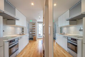 Een koelkast, een microgolfoven, een kookplaat