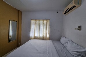 Standard Double Room | Bed sheets - OYO 90919 Arte Residence (Medan)