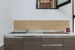 Frigorífico, microondas, placa de cocina y cafetera o tetera