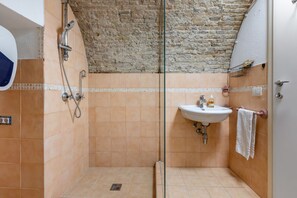 Douche, sèche-cheveux, bidet, serviettes fournies