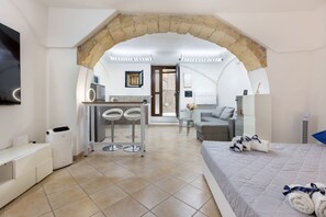 Iron/ironing board, WiFi, bed sheets - GuestHost - Sa domu pitticca - bright studio in Cagliari (Cagliari)