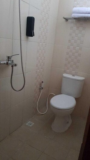 Family Suite | Bathroom | Shower, towels, soap, shampoo - Hotel O Apartment Bekasi Town Square (Bekasi)