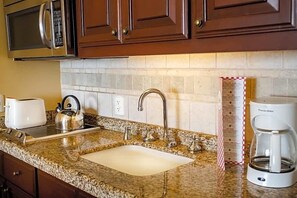 ثلاجة، ميكروويف، موقد طهي مسطح، ماكينة لصنع القهوة/الشاي