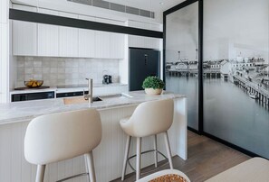 Kühlschrank, Geschirrspüler, Kochgeschirr/Geschirr/Besteck