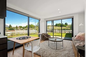 TV, offices - Best Day Ever (Wanaka)