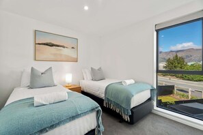 2 soverom, skrivebord, strykejern/-brett og wi-fi