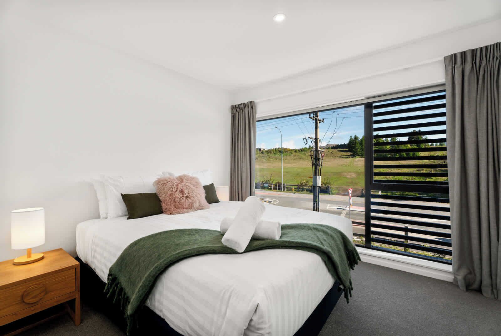 2 bedrooms, desk, iron/ironing board, WiFi