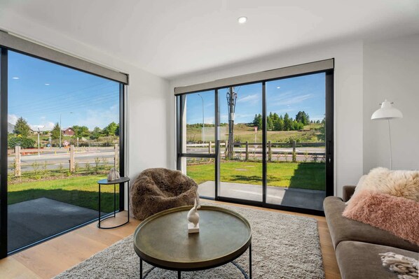 Living area - Mountain View Townhouse Near Wanaka Township (Wanaka)