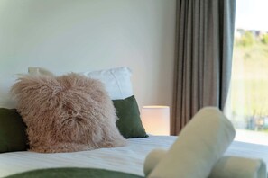 2 bedrooms, desk, iron/ironing board, WiFi - Best Day Ever (Wanaka)