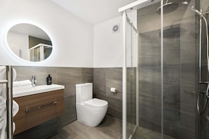 Shower, hair dryer, towels - Best Day Ever (Wanaka)
