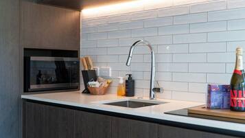 Een koelkast, een microgolfoven, een oven, een kookplaat