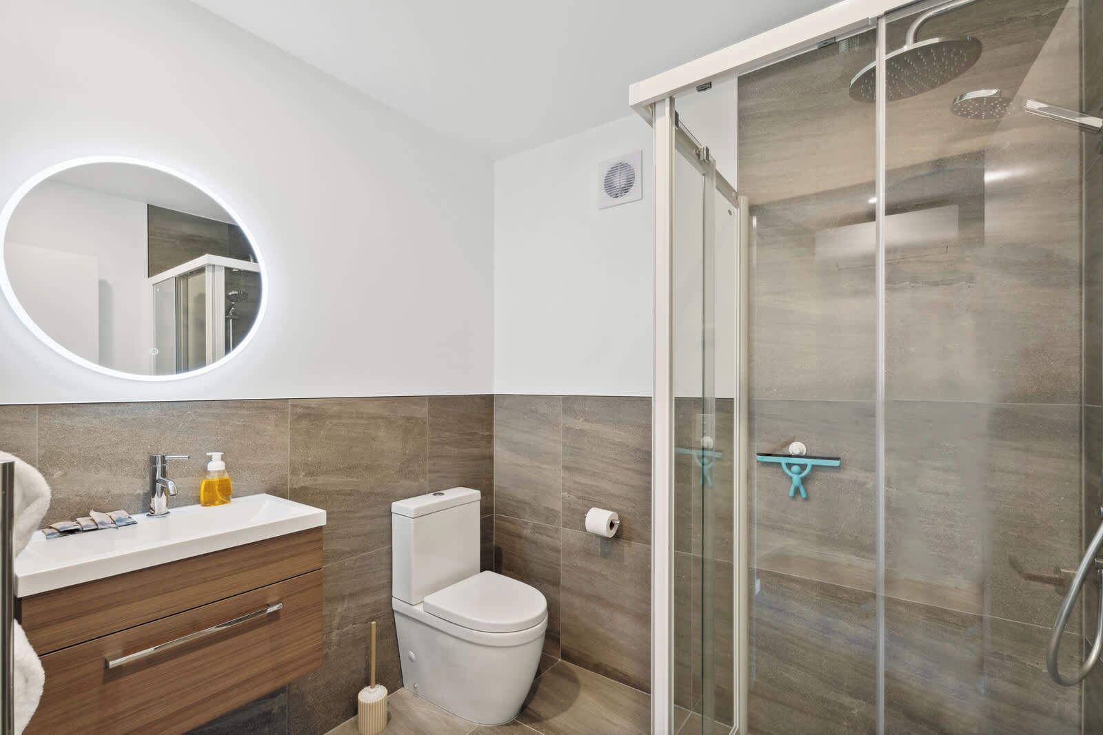 Een douche, een haardroger, handdoeken