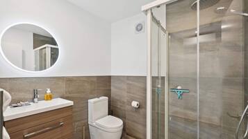Een douche, een haardroger, handdoeken
