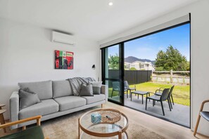 TV, offices - Ruru Retreat (Wanaka)