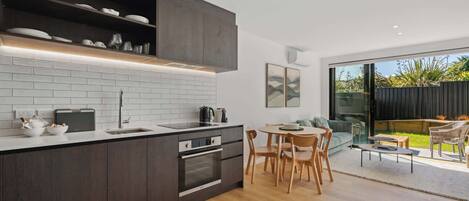 Réfrigérateur, four à micro-ondes, un four, surface de cuisson