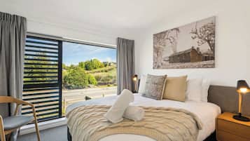 2 bedrooms, desk, iron/ironing board, WiFi