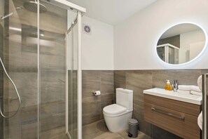 Shower, hair dryer, towels