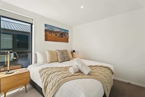 2 bedrooms, desk, iron/ironing board, WiFi