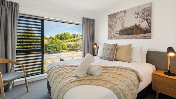 2 bedrooms, desk, iron/ironing board, WiFi - Central Haven (Wanaka)