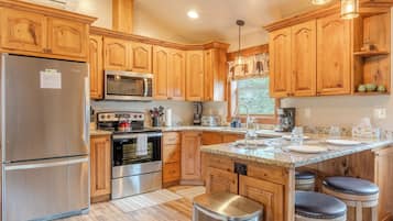 Fridge, microwave, stovetop, dishwasher