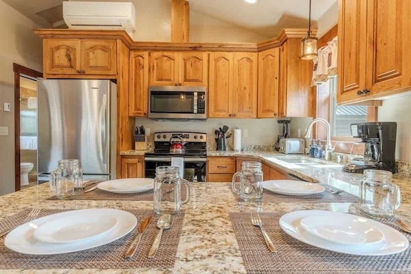 Fridge, microwave, stovetop, dishwasher