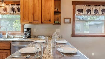 Réfrigérateur, micro-ondes, plaque de cuisson, lave-vaisselle