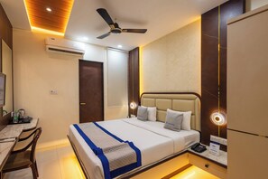Premium Room | Desk - Hotel Pravasa Stay, Dewas Naka (Indore)