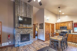 Fridge, microwave, oven, stovetop - Montana Cabin Summary (West Yellowstone)