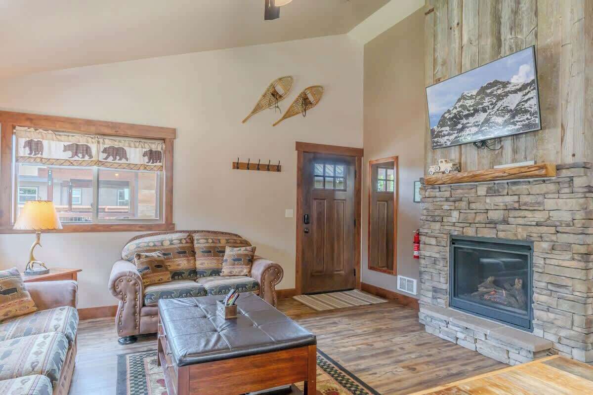 Televisio, takka, työhuone