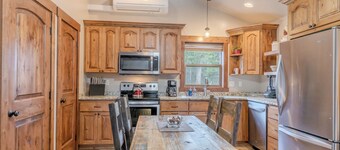 2 Bedroom Cabin with A/C, just 5 blocks from Yellowstone!