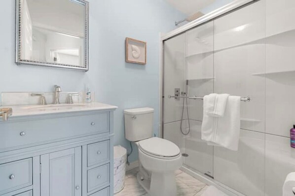 Hiustenkuivaaja, pyyhkeet, saippua, vessapaperi