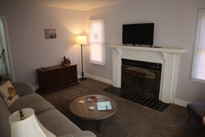 Smart TV, caminetto, biblioteca musicale