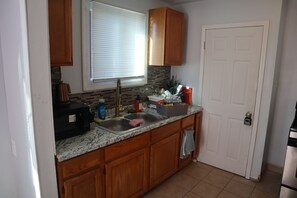 Fridge, microwave, oven, stovetop - Vintage Bungalow Near Grosse Pointe & Down Town Detroit (Detroit)