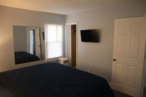 2 bedrooms, free WiFi, bed sheets - Vintage Bungalow Near Grosse Pointe & Down Town Detroit (Detroit)