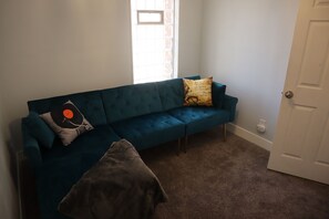 Smart TV, fireplace, music library - Vintage Bungalow Near Grosse Pointe & Down Town Detroit (Detroit)