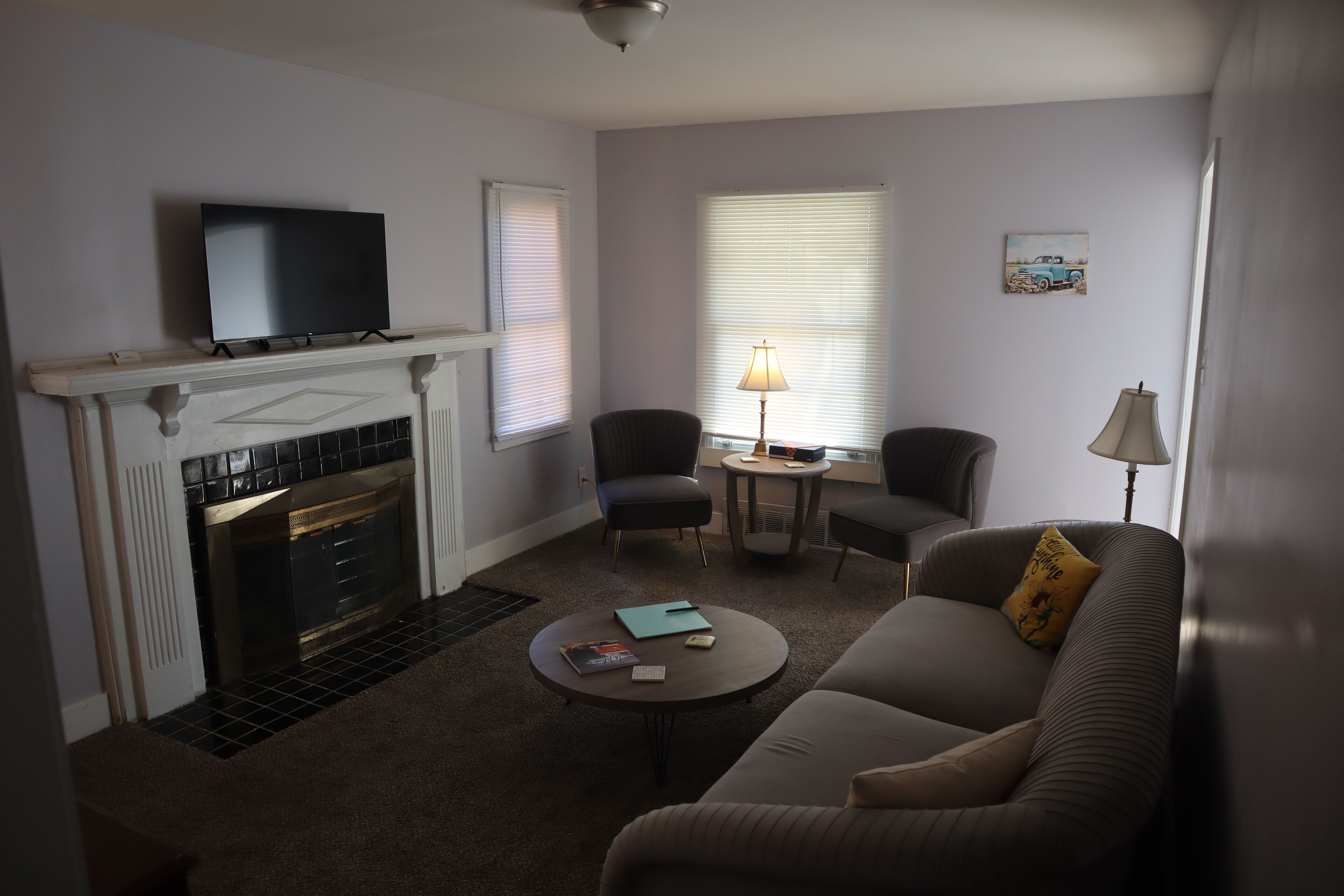 Smart TV, caminetto, biblioteca musicale