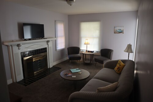 Vintage Bungalow Near Grosse Pointe & Down Town Detroit