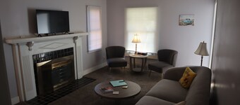 Vintage Bungalow Near Grosse Pointe & Down Town Detroit