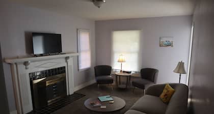 Vintage Bungalow Near Grosse Pointe & Down Town Detroit