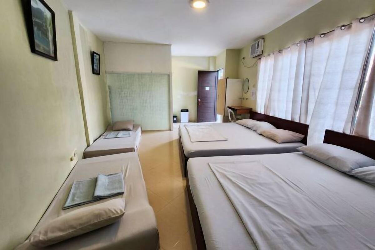 Escritorio y ropa de cama