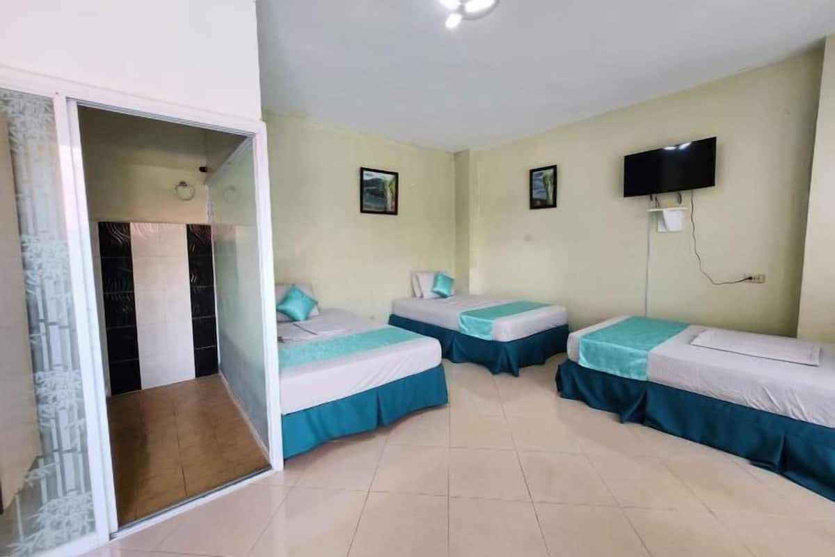 Escritorio y ropa de cama