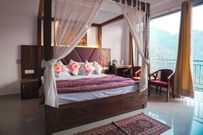 Habitación triple familiar, vistas a la monta ña | Escritorio y espacio para trabajar con un portátil