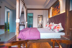 Habitación triple familiar, vistas a la montaña | Escritorio y espacio para trabajar con un portátil