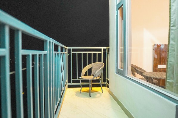 Balcony - Serene Outback (Theog)