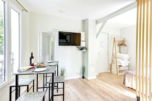 Acceso a internet y ropa de cama 