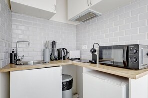 冷蔵庫、電子レンジ、コーヒー / ティーメーカー、トースター