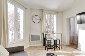 TV - 22 Marcou - Cozy studio near Canal Saint-Martin (Paris)