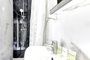 Ducha, secador de pelo, toallas