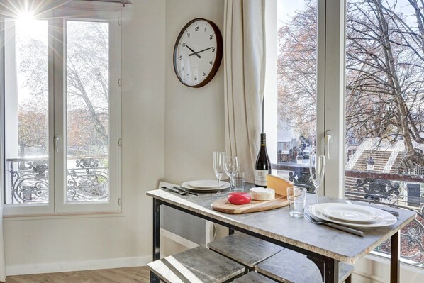 Dining - 22 Marcou - Cozy studio near Canal Saint-Martin (Paris)