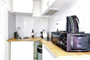 Refrigerador, microondas, cafetera/tetera, tostadora